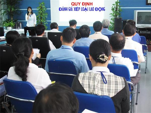 Bà Phan Thị Hường phổ biến Quy định đánh giá xếp loại LĐ